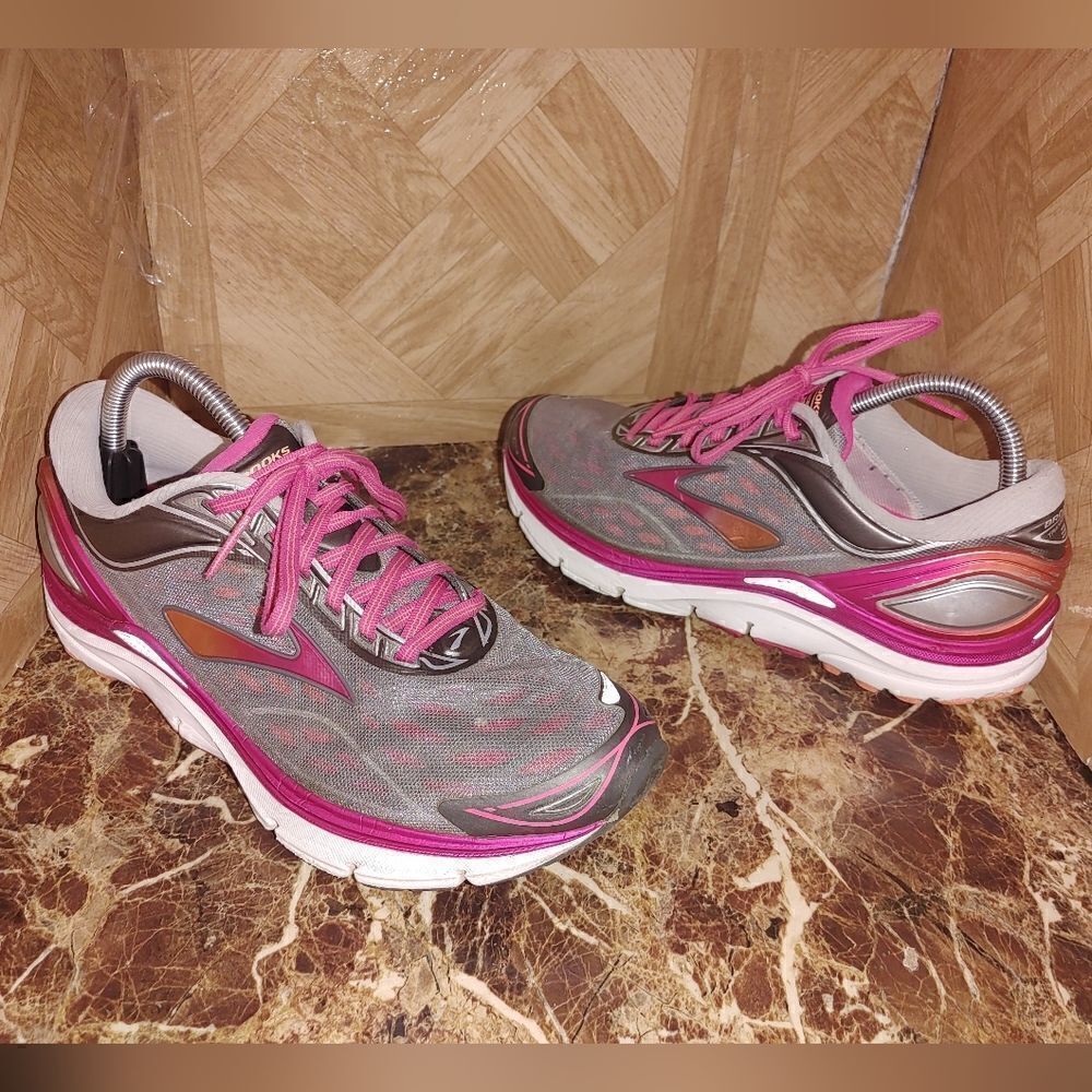 Brooks women's Transcend 3 running shoes sneakers size 9.5.     560